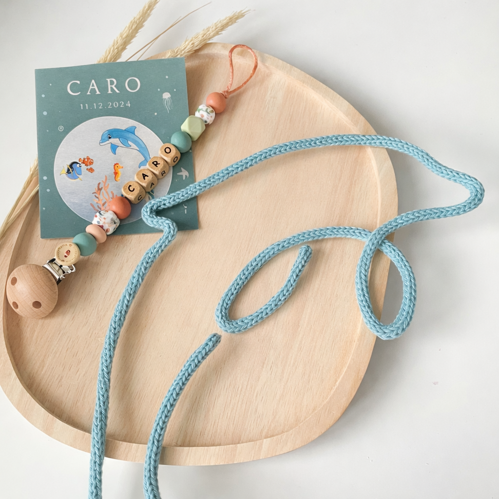 Ontwerp speenkoord in stijl geboortekaartje